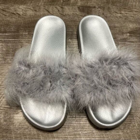 Grey Fluffy Slipper Slides Size 9-10 - Picture 1 of 5